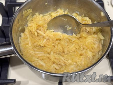 Довести яблочную мякоть до кипения, затем варить на небольшом огне, периодически перемешивая, до мягкости яблок (я варила 7 минут), достаточно часто помешивая. Яблочная масса должна стать очень мягкой, даже слегка переваренной.