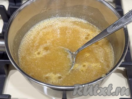 Поставить кастрюлю с яблочным пюре на огонь, довести, помешивая, до кипения. 