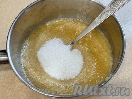 Однородное яблочное пюре переложить из миски в чистую небольшую кастрюлю, добавить сахар, перемешать столовой ложкой. 