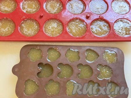 Разлить яблочно-желатиновую массу по формам. Я разлила по силиконовым формочкам для формирования конфет. Можно вылить массу в одну силиконовую форму (или в любую форму, застеленную пищевой плёнкой). Дать массе в формочках (или в одной форме) остыть до комнатной температуры, а затем отправить в холодильник до полного застывания яблочного мармелада (ориентировочно на 3-5 часов). 