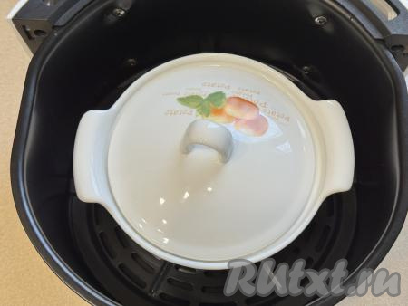 Горшочек с мясом и картошкой закрыть крышкой, поставить в чашу аэрогриля. Установить чашу в аэрогриль, выставить режим 200 градусов на 30 минут. 