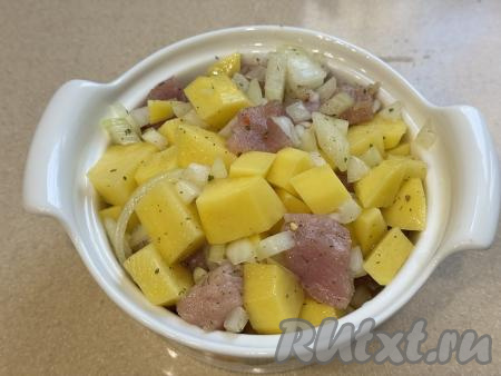 Хорошо перемешать картошку с мясом, выложить в горшочек, влить 50 миллилитров воды. Я использовала горшочек объёмом 500 миллилитров.