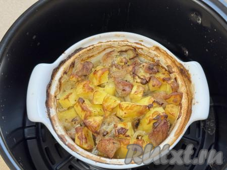 Картошка и мясо немного подрумянятся сверху.