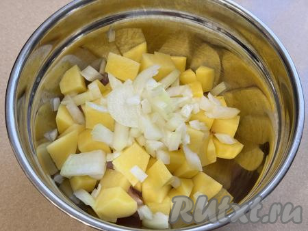 В миске соединить картошку, мясо и мелко нарезанный лук.