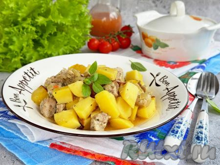 Горшочек с готовым блюдом достать из чаши аэрогриля. Нежные кусочки мяса вместе с аппетитной, мягкой картошкой выложить на тарелку и подать к столу.