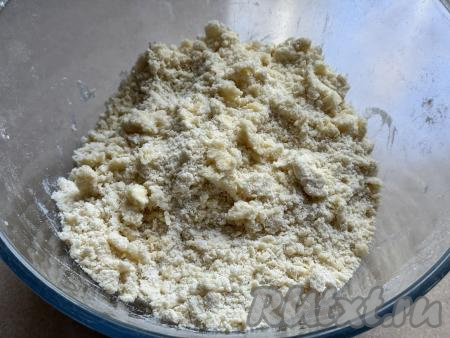 Перетереть руками сливочное масло с сухими ингредиентами до получения мелкой, однородной крошки. 