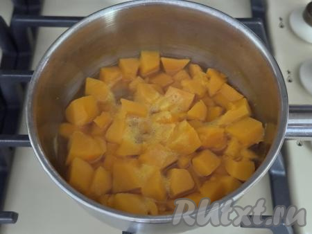 Как только вода в кастрюле с тыквой закипит, уменьшить огонь. Варить тыкву до мягкости (минут 20), иногда перемешивая. После того как тыква станет мягкой, снять кастрюлю с огня. Откинуть тыкву на сито, чтобы стекла лишняя жидкость. Дать тыкве немного остыть. 
