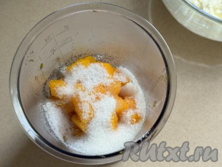 Переложить остывшие кусочки тыквы в чашу блендера, добавить сахар, пробить погружным блендером до получения однородного тыквенного пюре.
