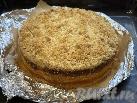 Остывшую ватрушку освободить от бортиков формы. 