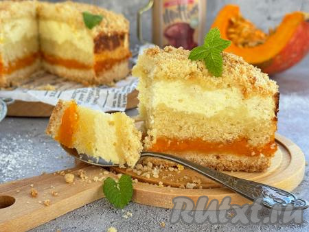 Посмотрите, какая красивая королевская ватрушка с творогом и тыквой в разрезе. 