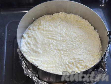 Затем ровным слоем выложить творожную начинку.