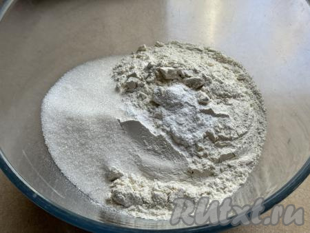 Для получения песочного теста-крошки нужно в отдельной миске соединить муку, соль, разрыхлитель и сахар, перемешать сухие ингредиенты. 