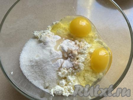 Для получения творожной начинки нужно в глубокой миске соединить творог, яйца, сахар и ванильный сахар. 