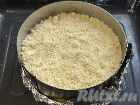 Равномерно выложить оставшуюся крошку, покрывая весь творожный слой. Поставить форму в духовку, разогретую до 170 градусов, выпекать королевскую ватрушка с тыквой и творогом 1 час (тесто должно приятно подрумяниться сверху). 