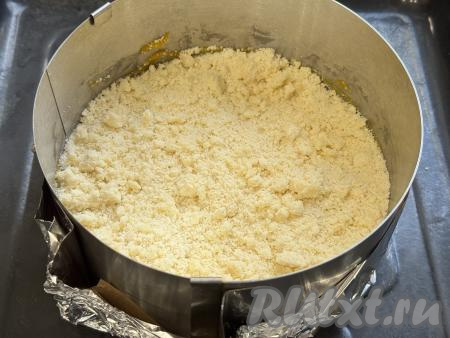 Поверх тыквенного слоя выложить ещё 1/3 часть крошки. 