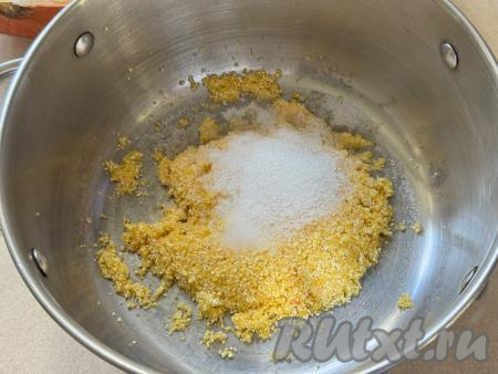 В кастрюлю с толстым дном выложить промытую крупу, добавить соль и 2 столовых ложки сахара.