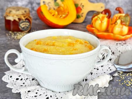 Вкусную, яркую, нежную кукурузную кашу, сваренную с тыквой на воде, подать к столу в горячем виде.