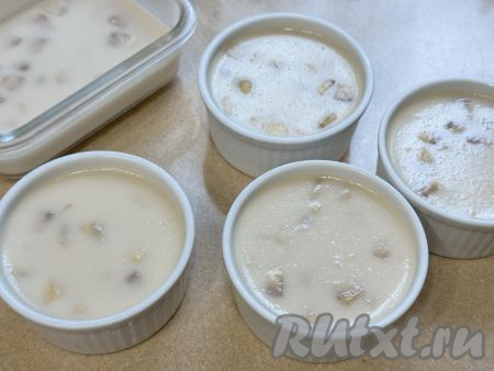 Десерт, приготовленный из ряженки и банана с желатином, поставить в холодильник до полного застывания (минимум на 2 часа).