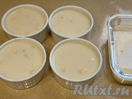 Разлить десерт по порционным формочкам, фужерам или креманкам.