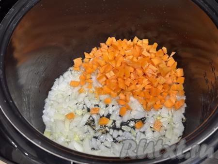К обжаренному луку добавить нарезанную на мелкие кубики (или натёртую на крупной тёрке) морковку, перемешать. 