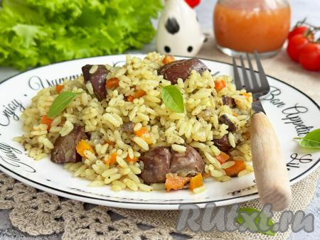 Рассыпчатый рис вместе с мягкими кусочками куриной печени разложить из чаши мультиварки по тарелкам и с пылу с жару подать к столу.