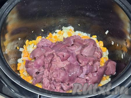 Обжарить овощи в течение 5-6 минут, не забывая иногда помешивать. Пока обжариваются овощи, куриную печень нужно промыть водой, крупные кусочки печёнки нарезать на части. К обжаренным овощам добавить подготовленную куриную печень, перемешать. 