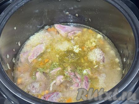 Влить в чашу 400 миллилитров воды комнатной температуры. Рис и воду я отмеряю стаканом одного объёма, то есть для приготовления 1 стакана объёмом 200 миллилитров сухого риса я добавляю 2 стакана воды того же объёма. В чашу мультиварки добавить мелко нарезанный чеснок, соль и специи.