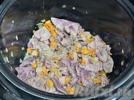 Обжарить печень с овощами в течение 3 минут (до окончания режима "Жарка"), иногда помешивая. 