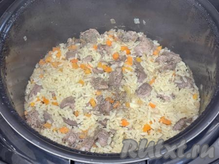 Перемешать рис с овощами и куриной печенью, закрыть крышку мультиварки. Выставить режим "Плов" на 30 минут. После звукового сигнала, означающего окончание режима, блюдо будет готово. Перемешать.