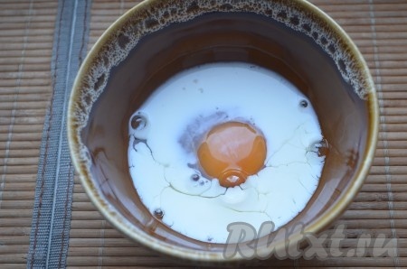 Яйцо взбить вилкой с молоком, солью и перцем. Залить смесью шпинат и креветки. Готовить омлет 5-7 минут на небольшом огне.