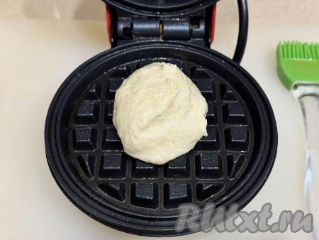 Вафельницу хорошо разогреть, смазав створки вафельницы растительным маслом. В центр нижней створки выложить 1 столовую ложку теста, закрыть вафельницу.