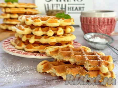 А вот как пышные, мягкие, в меру сладкие венские вафли, приготовленные на ряженке, выглядят в разломе. Если у вас есть вафельница, испеките такие вафельки и у вас на столе будет отличная выпечка к чаю!