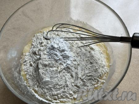 Перемешать получившуюся массу, всыпать 100 грамм муки и весь разрыхлитель, перемешать венчиком до однородности. 