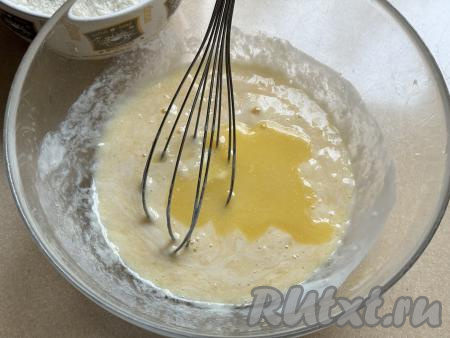 Сливочное масло растопить (я растопила в микроволновке) до жидкого состояния, дать немного остыть. Не горячее растопленное масло тоже влить в миску. 