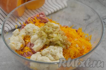 В миску с фаршем и тыквой выкладываем остывшие жареные лук с чесноком, добавляем хлебный мякиш, отжатый от лишнего молока.