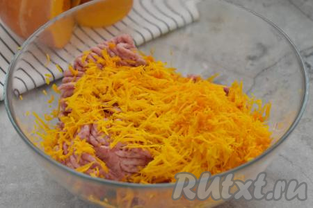 Для формирования этих котлет можно взять фарш из любого мяса (у меня - свинина). Фарш можно приготовить в домашних условиях, пропустив кусочки мяса через мясорубку в глубокую миску, можно использовать и покупной фарш. 80 грамм тыквы, предварительно очищенной от кожуры и волокон с семечками, натираем на мелкой тёрке. В миску с фаршем добавляем натёртую тыкву.