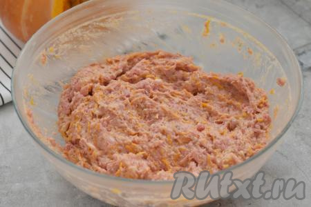 Тщательно перемешиваем тыквенно-мясной фарш для котлет. Накрываем миску с фаршем крышкой (или затягиваем пищевой плёнкой) и на 30 минут убираем в холодильник.
