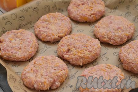 По прошествии 30 минут достаём миску с фаршем из холодильника. Зрительно делим фарш на 8 равных частей. Из каждой части тыквенно-мясного фарша формируем котлету. 8 сформированных котлет выкладываем на противень, застеленный пергаментом (или ковриком для выпечки).
