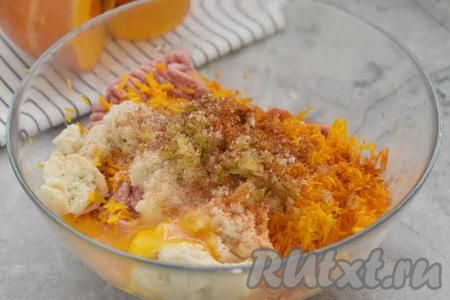 Сюда же вбиваем сырое яйцо, всыпаем соль и специи (в качестве специй я добавила паприку и чёрный молотый перец).