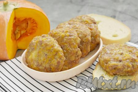 Противень с аппетитными, мягкими, сочными котлетами, приготовленными из мясного фарша и тыквы, достаём из духовки и горячими, дополнив гарниром, подаём к столу.
