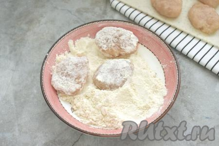 Заготовки наггетсов сначала обваливаем в муке со всех сторон.