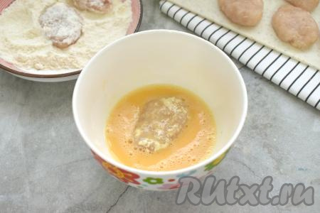 Затем куриные наггетсы из фарша с двух сторон окунаем в яичный кляр.