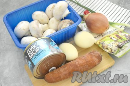 Прежде всего отвариваем в кожуре морковь (в течение минут 25-30 с момента закипания воды, готовая морковка будет легко прокалываться ножом). Отдельно отвариваем яйца в течение 10 минут с момента закипания воды. Варёные яйца и морковь остужаем и очищаем. Шампиньоны моем, убирая с них загрязнения, обсушиваем грибы. Количество ингредиентов указано на 2 порции салата "Мимоза". Формировать его можно в одной форме, я решила формировать его порционно, взяв 2 тарелки и поставив на каждую тарелку сервировочное кольцо диаметром 9 сантиметров. Соответственно все ингредиенты я равномерно раскладывала по 2 кольцам, формируя 2 порции салата.