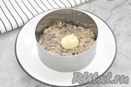 Открываем банку с рыбными консервами (у меня - сардины в масле). Достаём консервы без масла из банки, сначала выкладываем в миску, удаляем, если есть, крупные косточки. Разминаем кусочки рыбы вилкой. Берём 2 плоские тарелки, на каждую ставим сервировочное кольцо диаметром 9 сантиметров. Размятые рыбные консервы равномерно распределяем по 2 кольцам, слегка утрамбовываем, формируя первый слой салата "Мимоза". Смазываем рыбный слой майонезом.