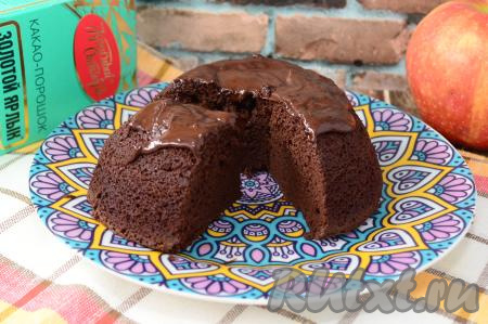 А вот как очень шоколадный, нежный брауни, приготовленный из яблока в микроволновке, выглядит в разрезе. Кусочек этой пористой, воздушной, в меру сладкой выпечки просто тает во рту!