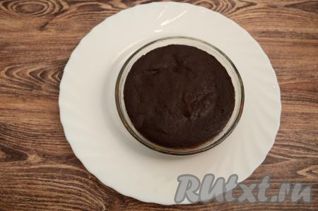 Проверить готовность брауни очень просто, у готового брауни поверхность не должна быть липкой.