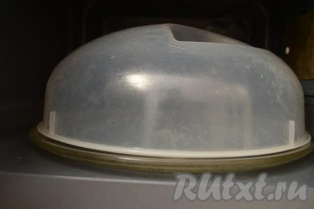 Поставить посуду с тестом в микроволновку, накрыть специальной крышкой. В зависимости от мощности вашей микроволновки нужно выставить время выпечки. Для мощности СВЧ 900 Ватт я выставляю 2 минуты 50 секунд, а для мощности 750 Ватт - 3 минуты 20 секунд. Если будете делать двойную порцию, тогда время выпечки брауни из яблока нужно увеличить.