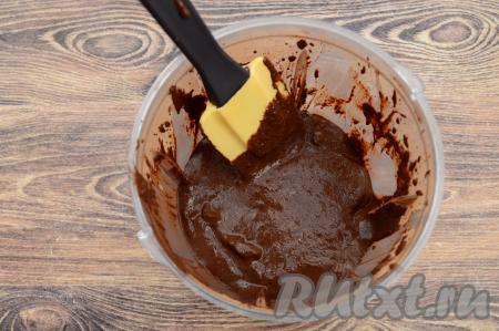 Итоговое тесто для брауни должно напоминать по консистенции сметану средней жирности, как на фото. Если тесто окажется жидким (яблоки бывают сочными и не очень), тогда можно сделать его погуще, добавив немного какао и вмешав его в тесто.