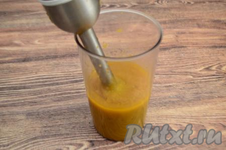 Пюрировать тыкву с яблоком погружным блендером до однородности. Попробовать на сладость, если нужно, добавить сахар или мёд. Но мне сладости было вполне достаточно.