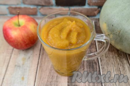 Из предложенного количества ингредиентов у меня получилось 350 миллилитров вкусного, воздушного, нежнейшего смузи из тыквы и яблока, переложить его в чашку и подать к столу.